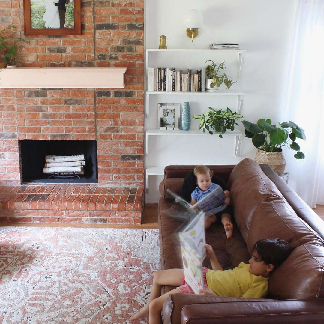 拥有砖砌壁炉的舒适客厅。