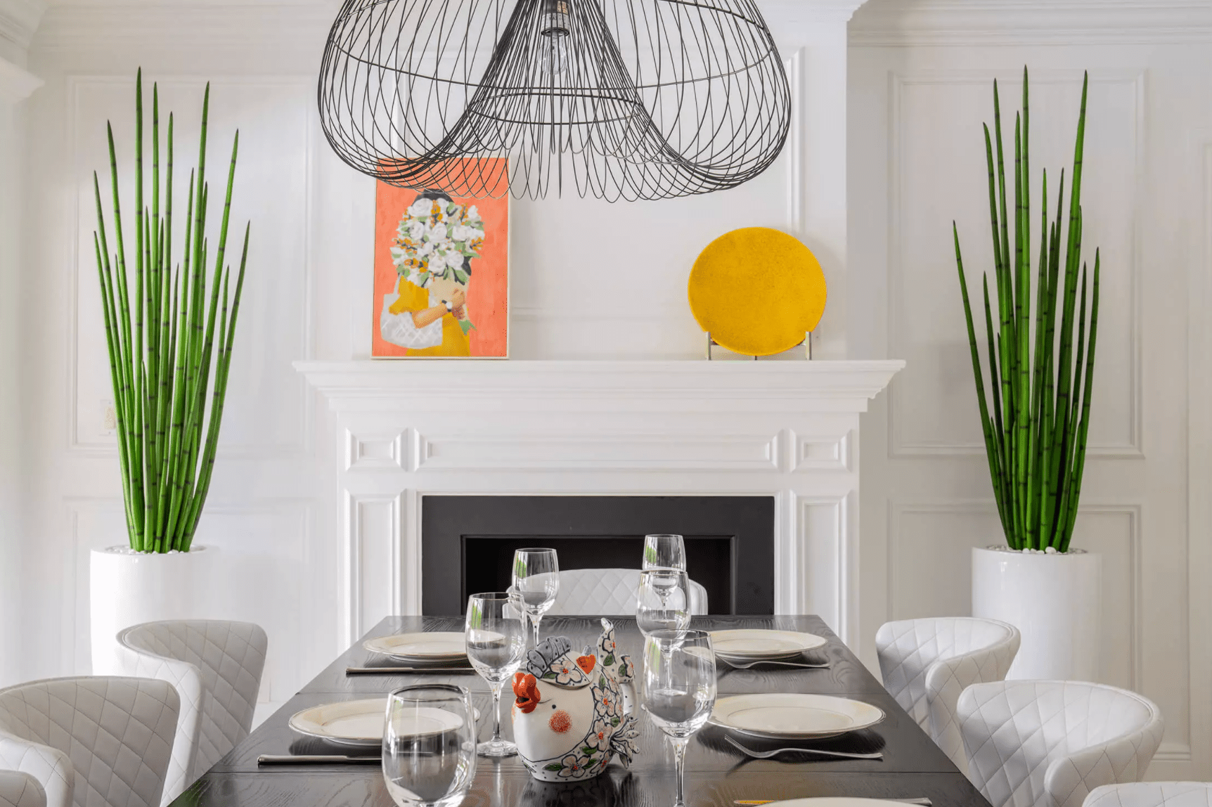 一个带有橙色、黄色和绿色装饰的白色房间