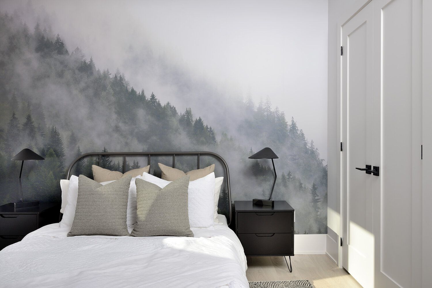 带森林壁纸的中性卧室。