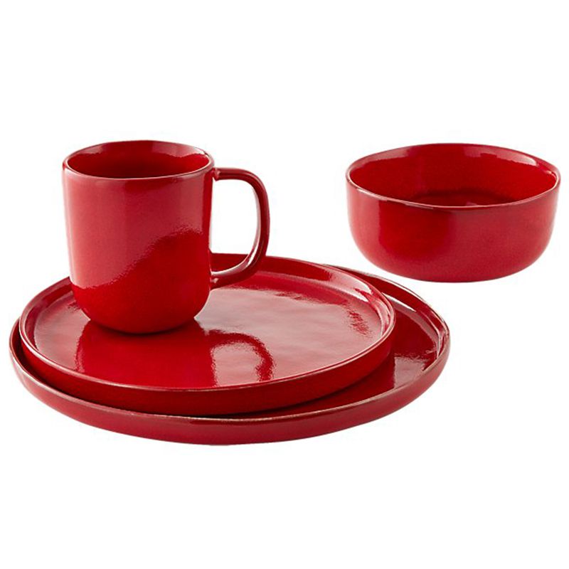 由CB2的红色陶瓷餐具的四片设置。