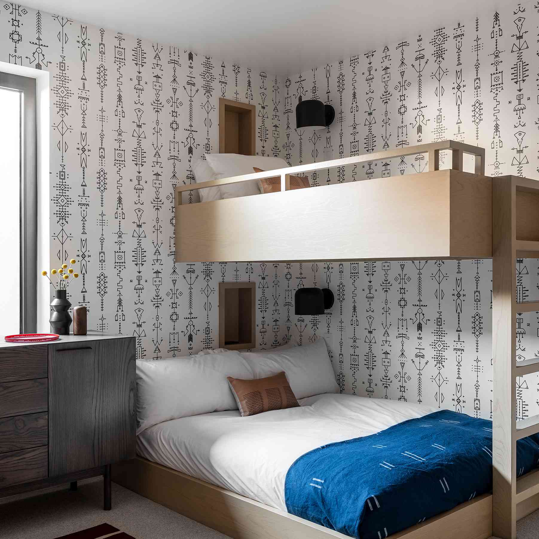 儿童房有两张别致的双层床。