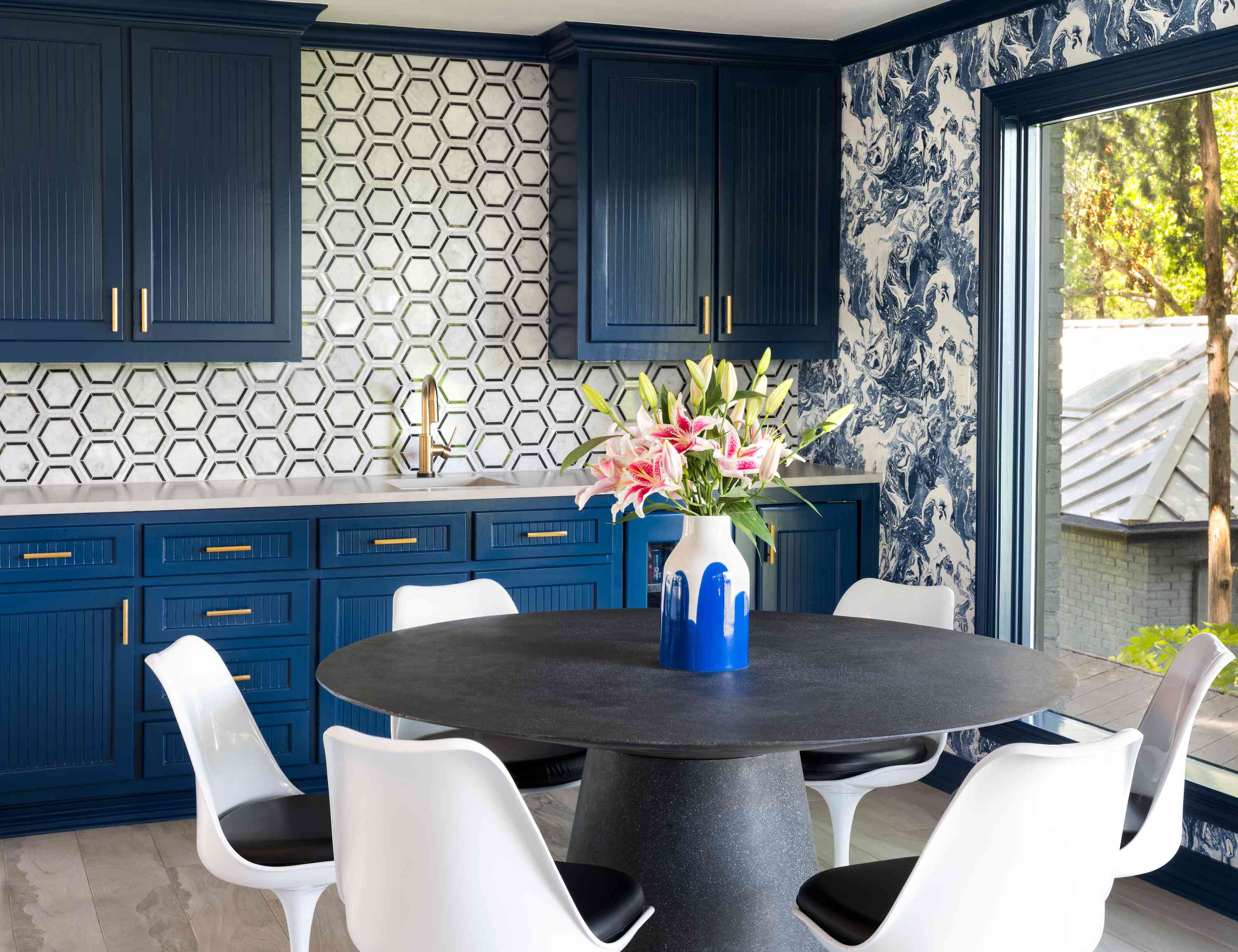 泳池房的餐厅和厨房区。