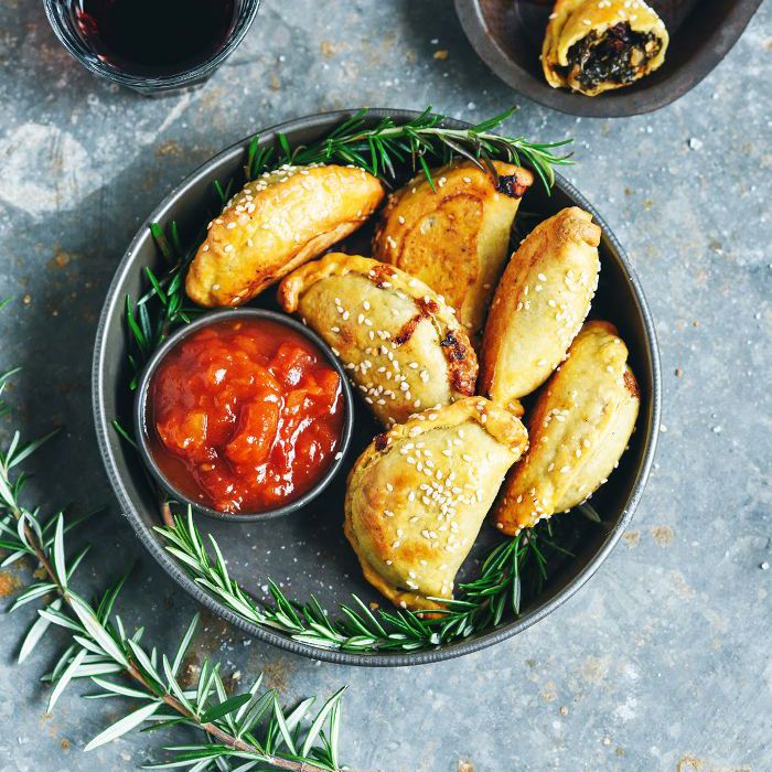 菠菜和羊乳酪手馅饼