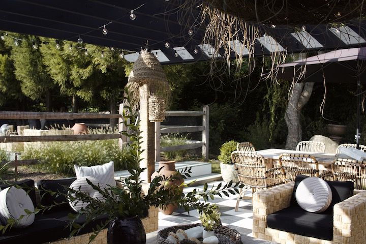 户外居住空间，带有大餐桌和沙发。