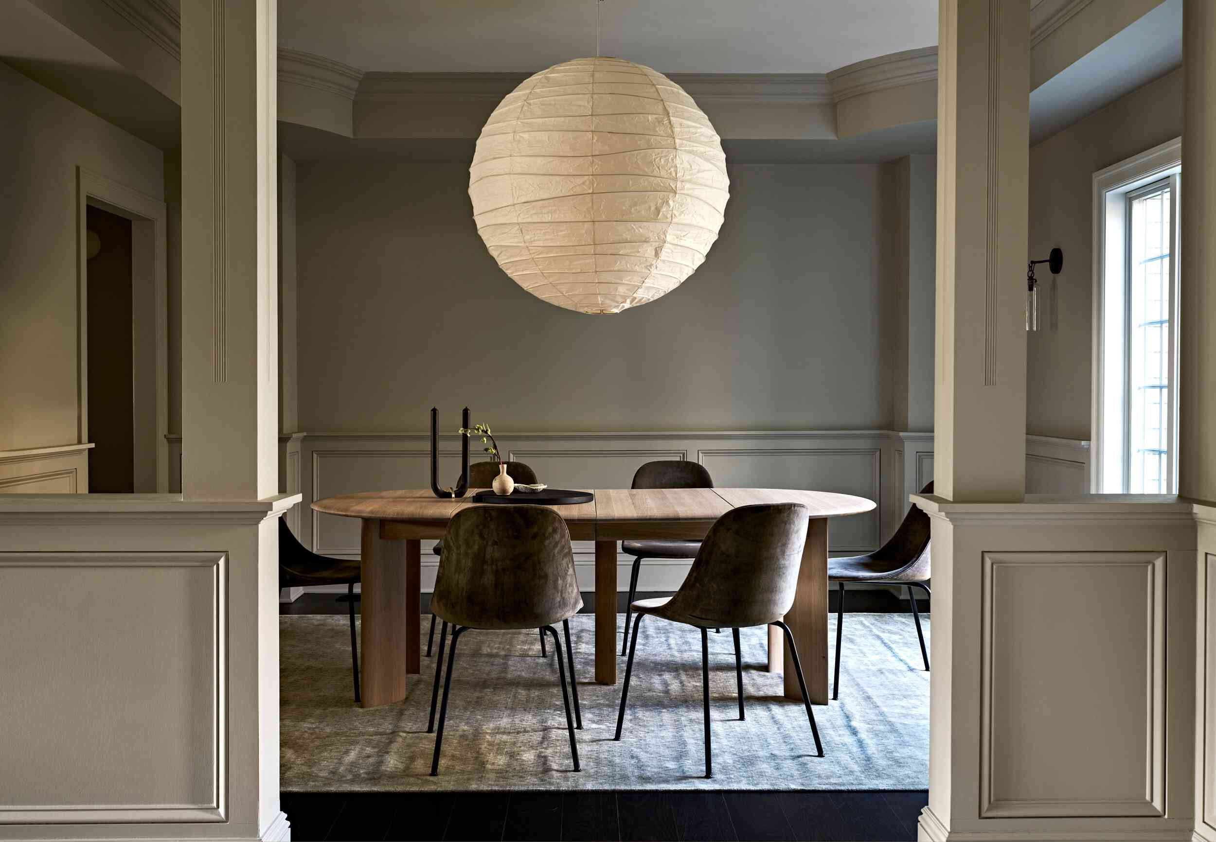 带巨大的圆形吊灯的餐厅