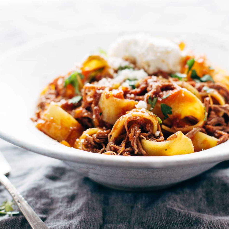 慢炖锅牛肉肉酱与parpadelle