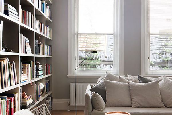 舒适的家居理念：一个人造毛皮抛出披白色口音椅子