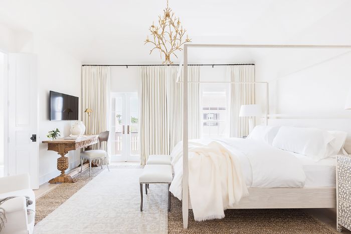 中立的主卧室在改建的Alys海滩的家