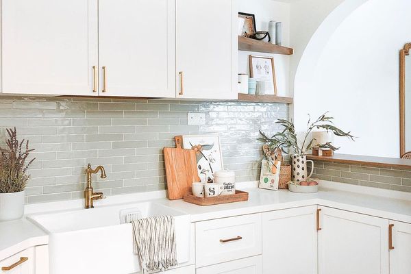 绿色瓷砖在厨房里