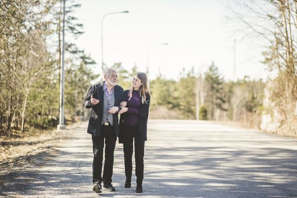 与祖父谈话的女人