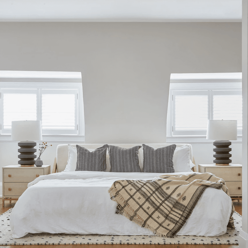 有两个几何台灯的简约卧室