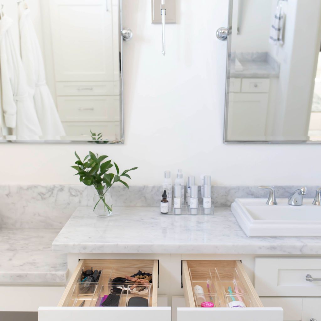 浴室台面存放相同的容器