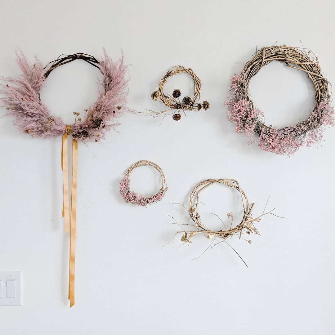 垂悬从墙壁的花卉花圈