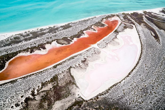 西澳大利亚州的生动湖泊