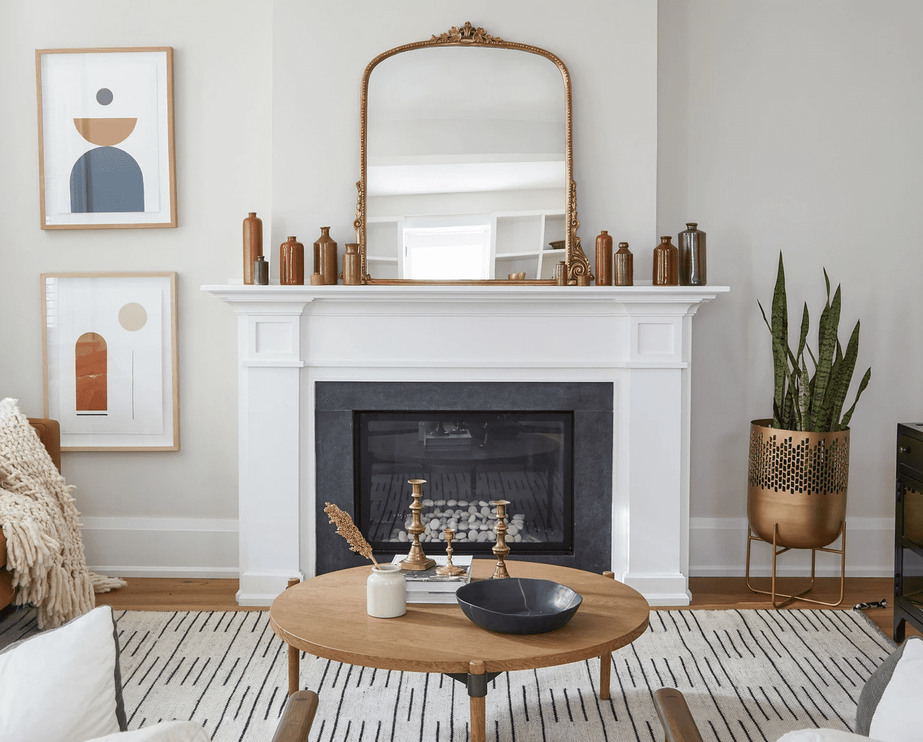 咖啡桌上的烛台。