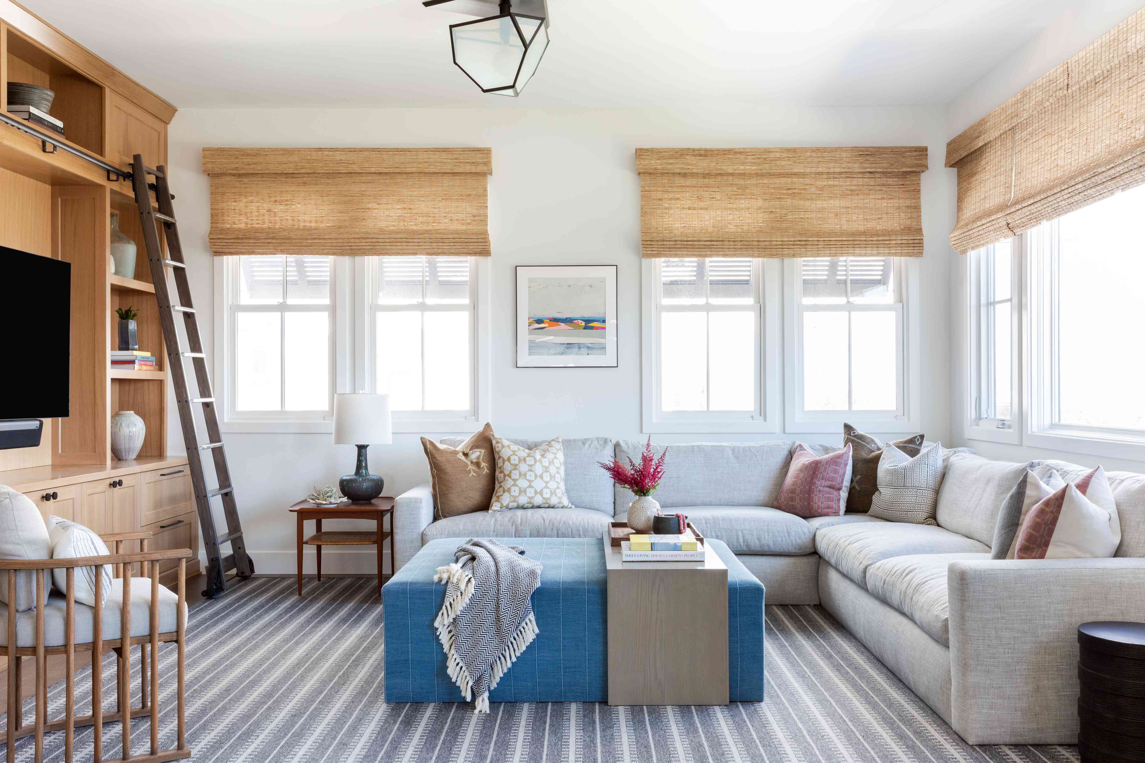 带有老式梯子和家具的起居室