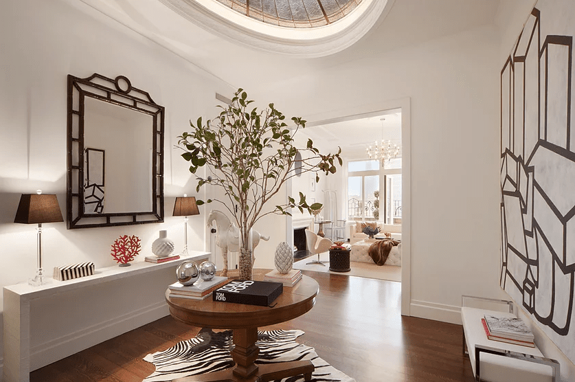 与桌和黑镜子的门厅。