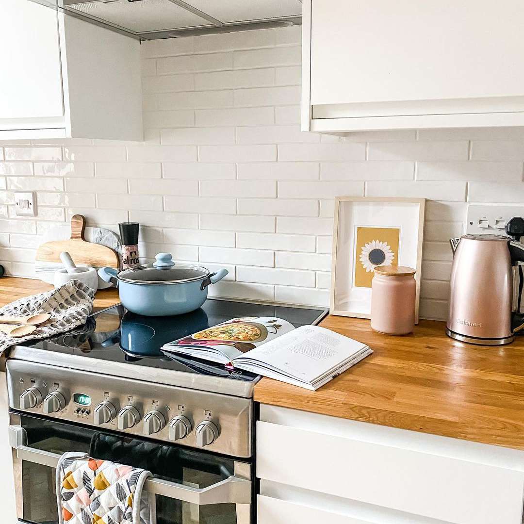 波莉家，厨房用精油。