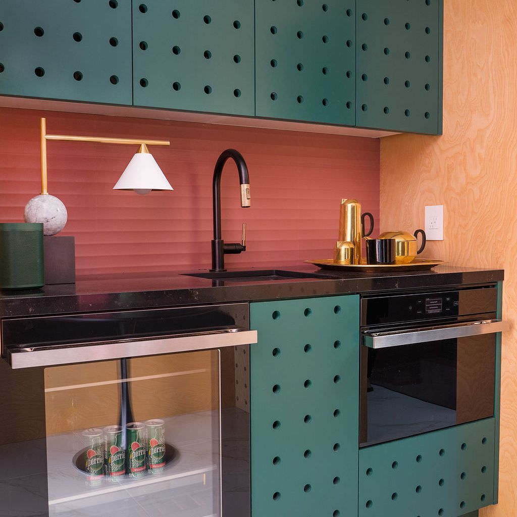 绿色和红色厨房