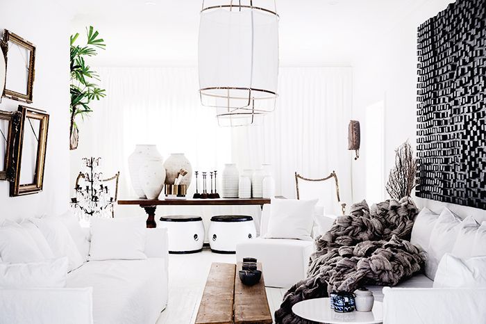 窄客厅的沙发上排列