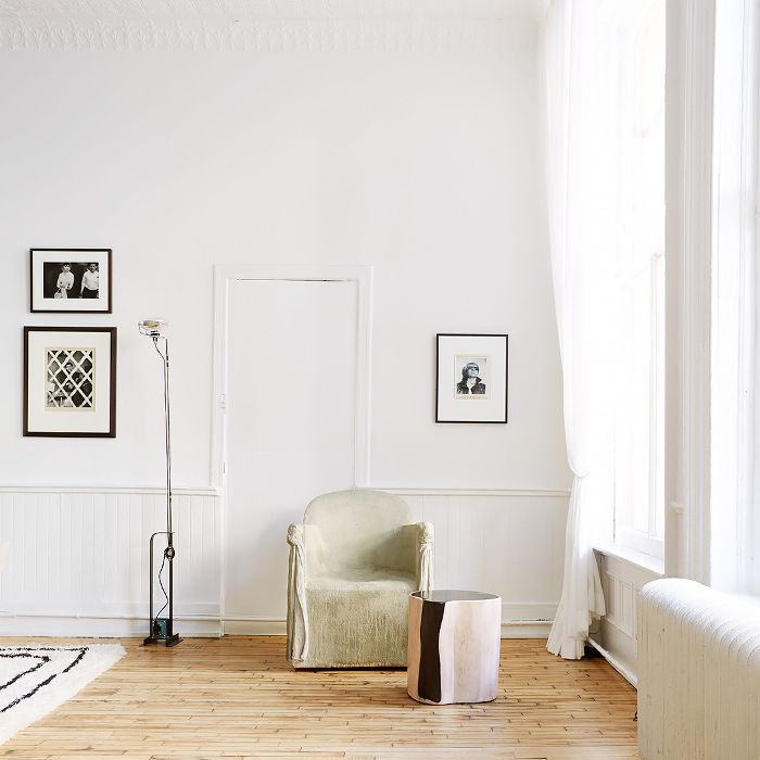 一个极简主义风格的纯白色读书角”class=