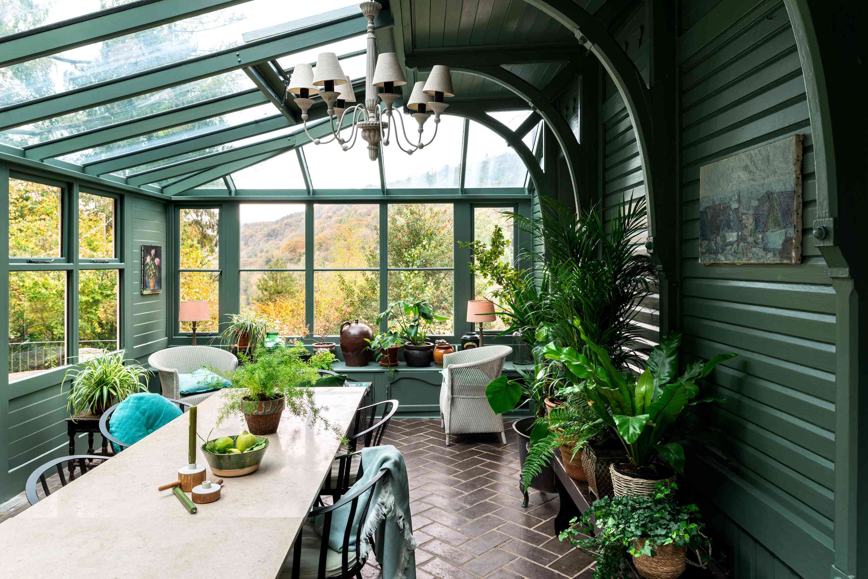 室内阳光房漆成绿色。