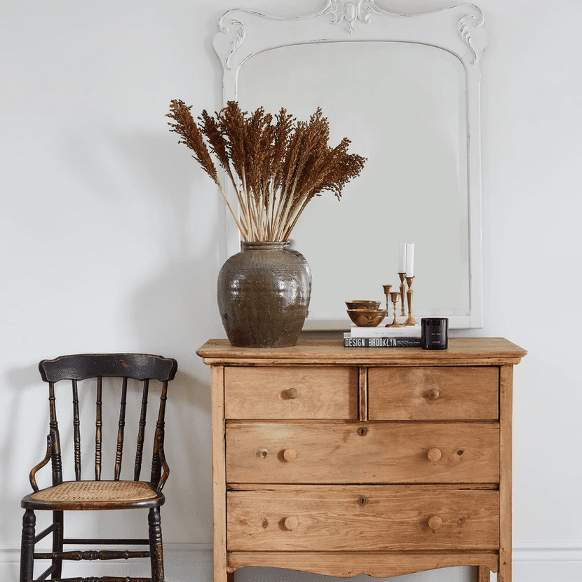 入口通道内有椅子和餐具柜。