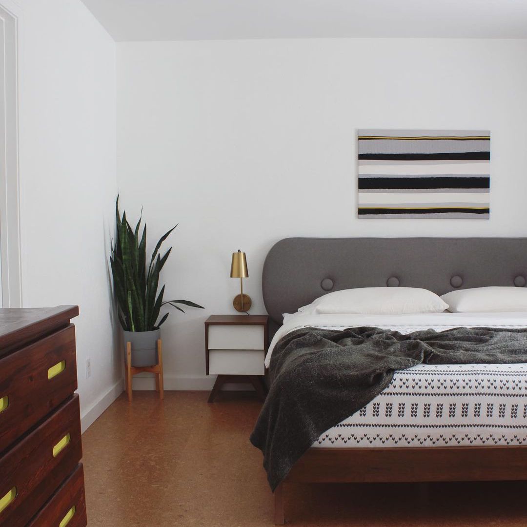 卧室有灰色床头板