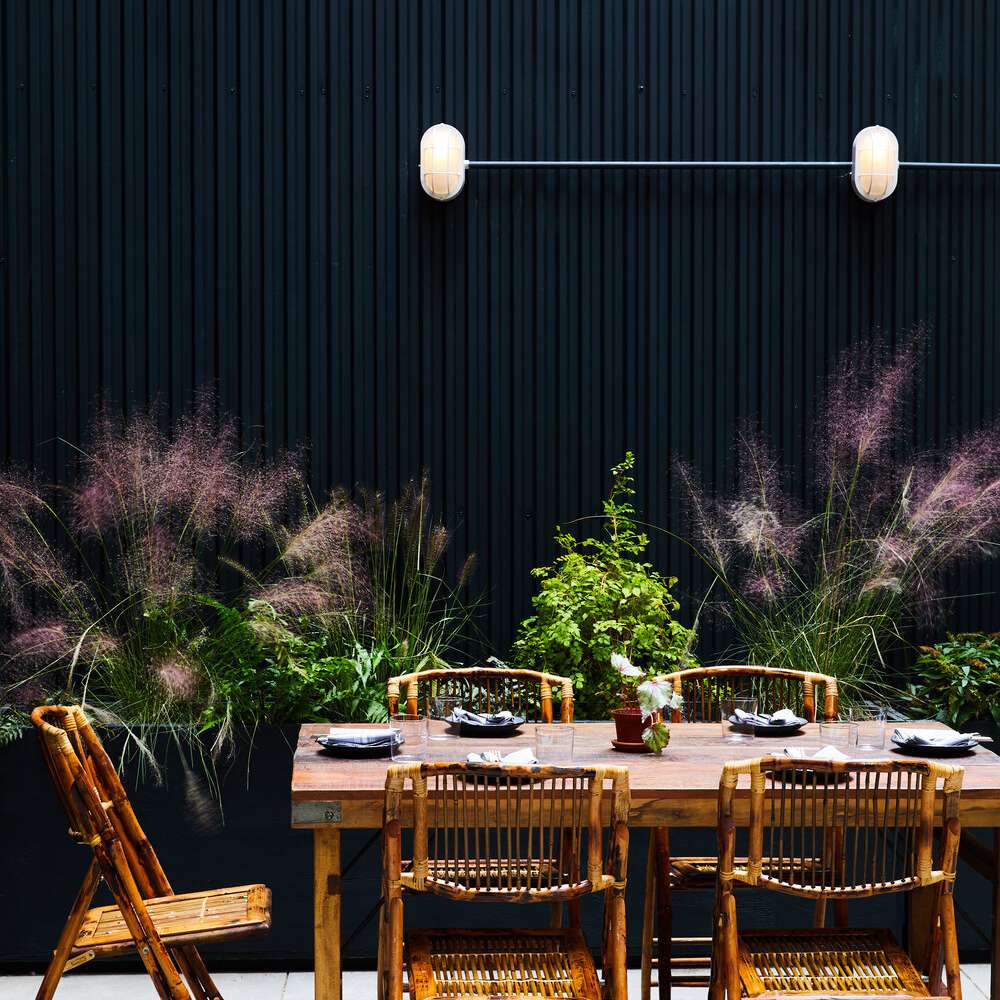 有黑墙壁的室外露台。