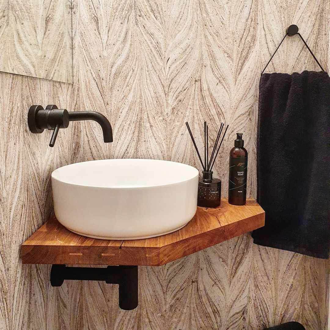 中性的浴室水槽与黑色固定装置。