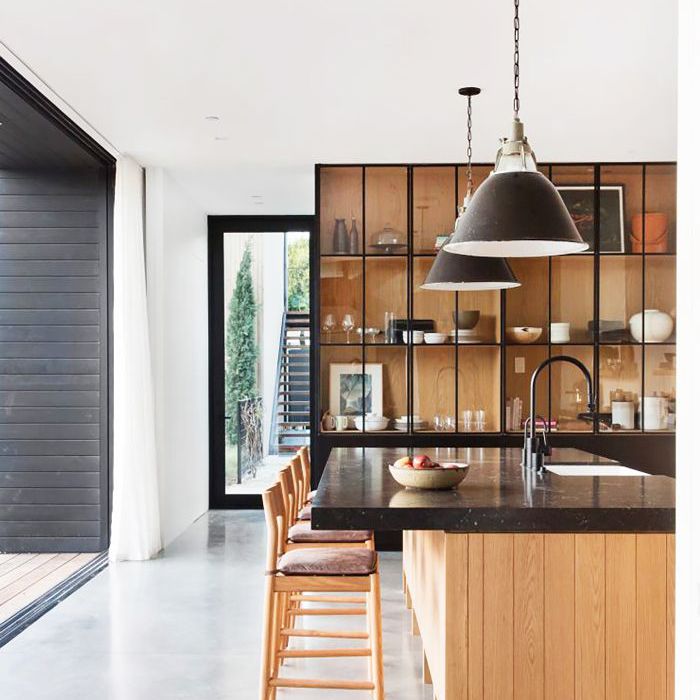 在厨房抛光混凝土地面