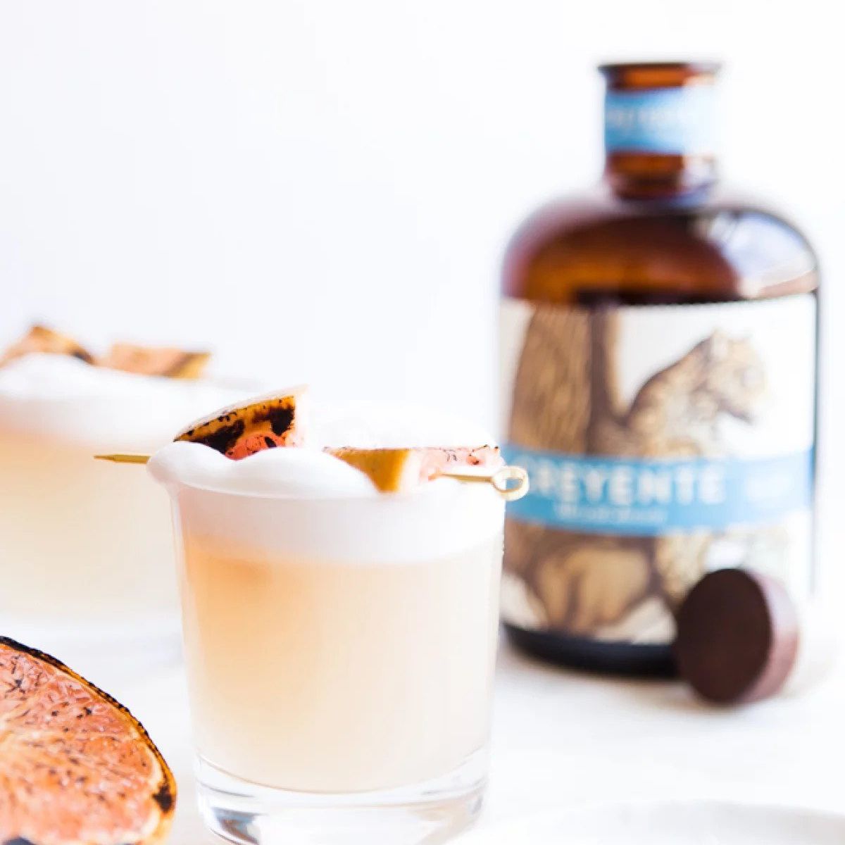 以酒瓶为背景的Mezcal鸡尾酒，