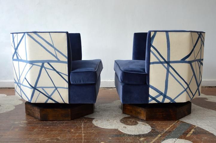 一对折衷的70年代转椅，上面覆盖着现代图形织物和蓝色天鹅绒。