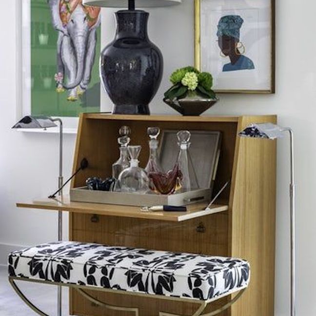 拿着酒瓶的葡萄酒书桌。