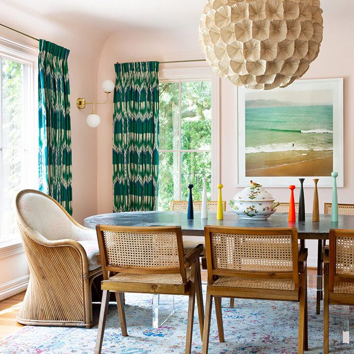 餐桌桌子上面配有五彩缤纷的烛台