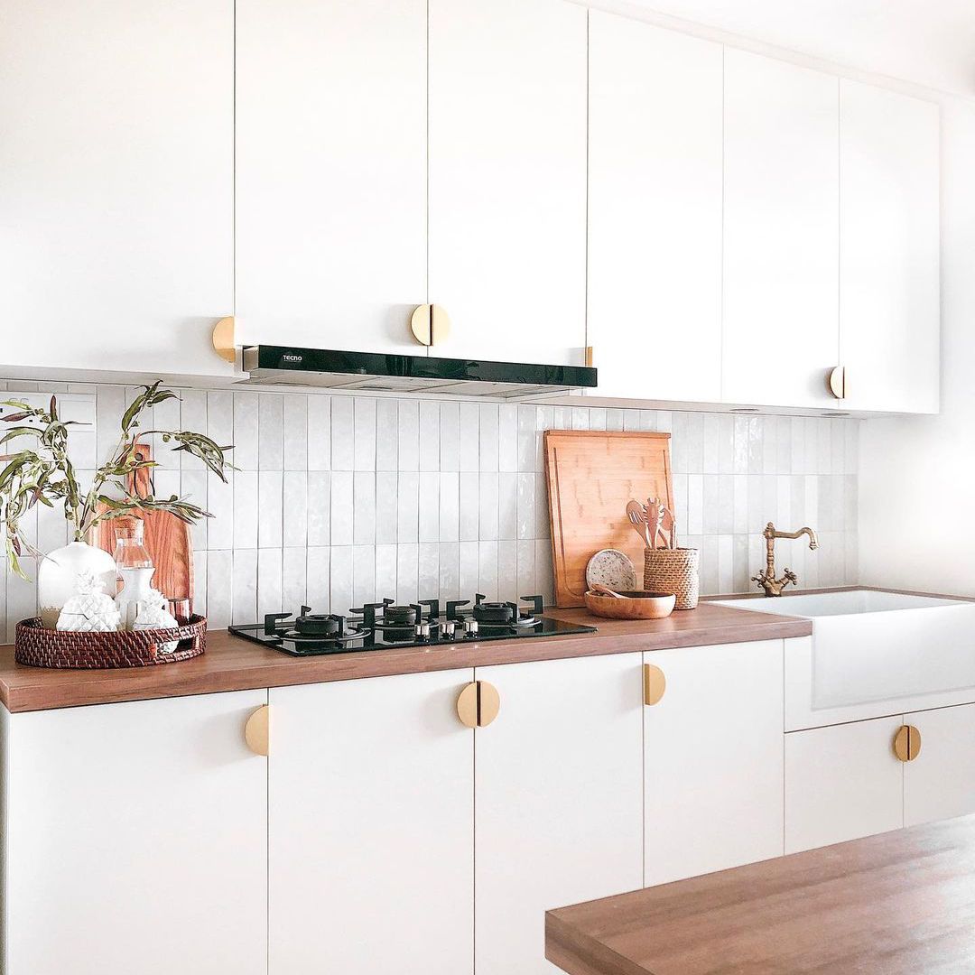 白色橱柜黄金硬件。