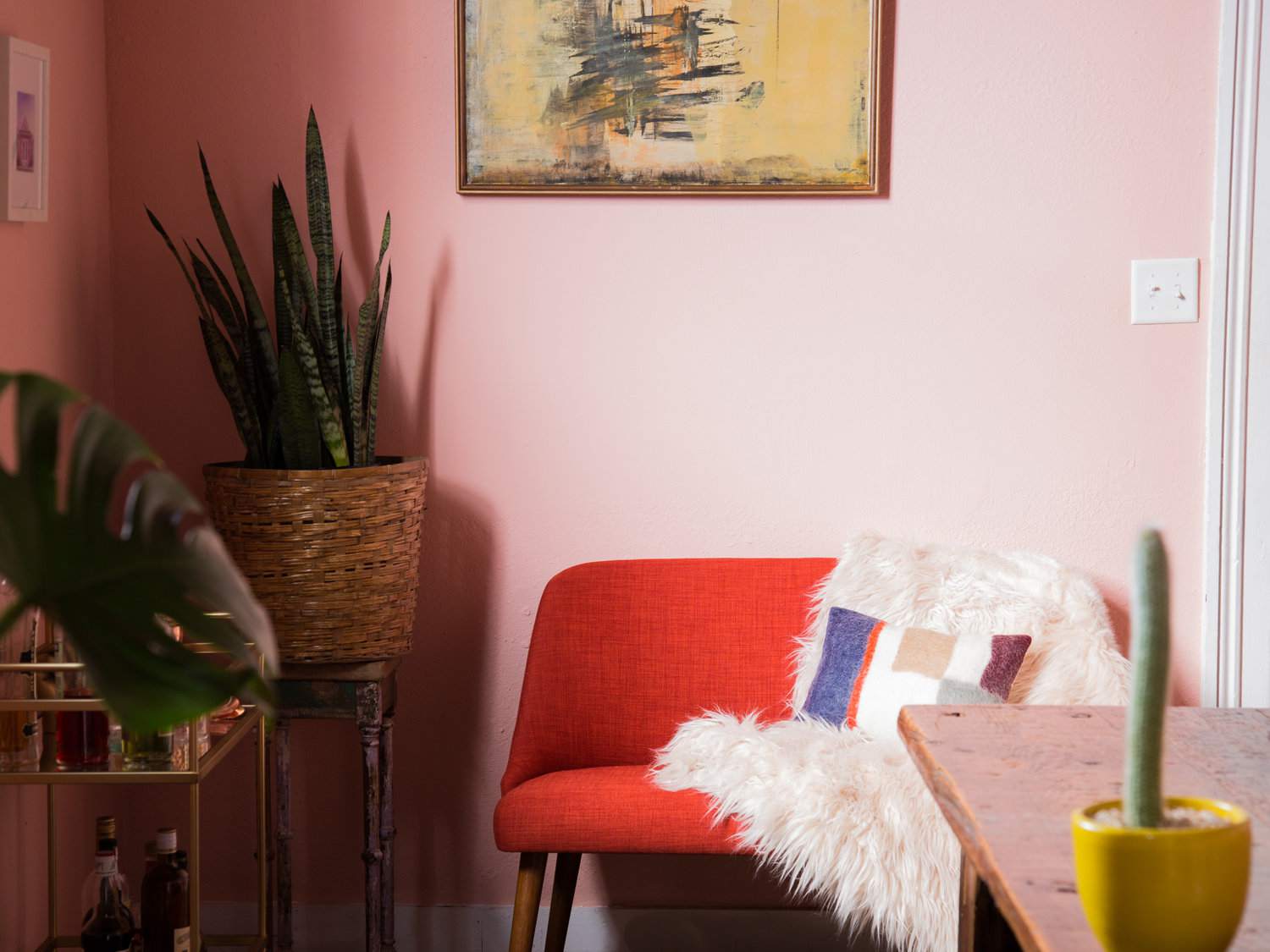 粉红色的餐厅，红色的座位，金色的手推车