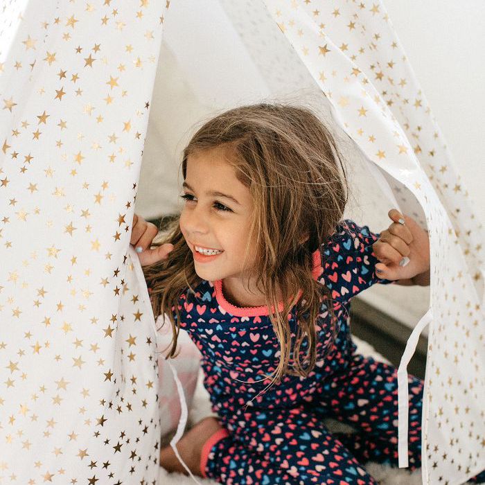 小女孩在玩从目标异想天开儿童帐篷