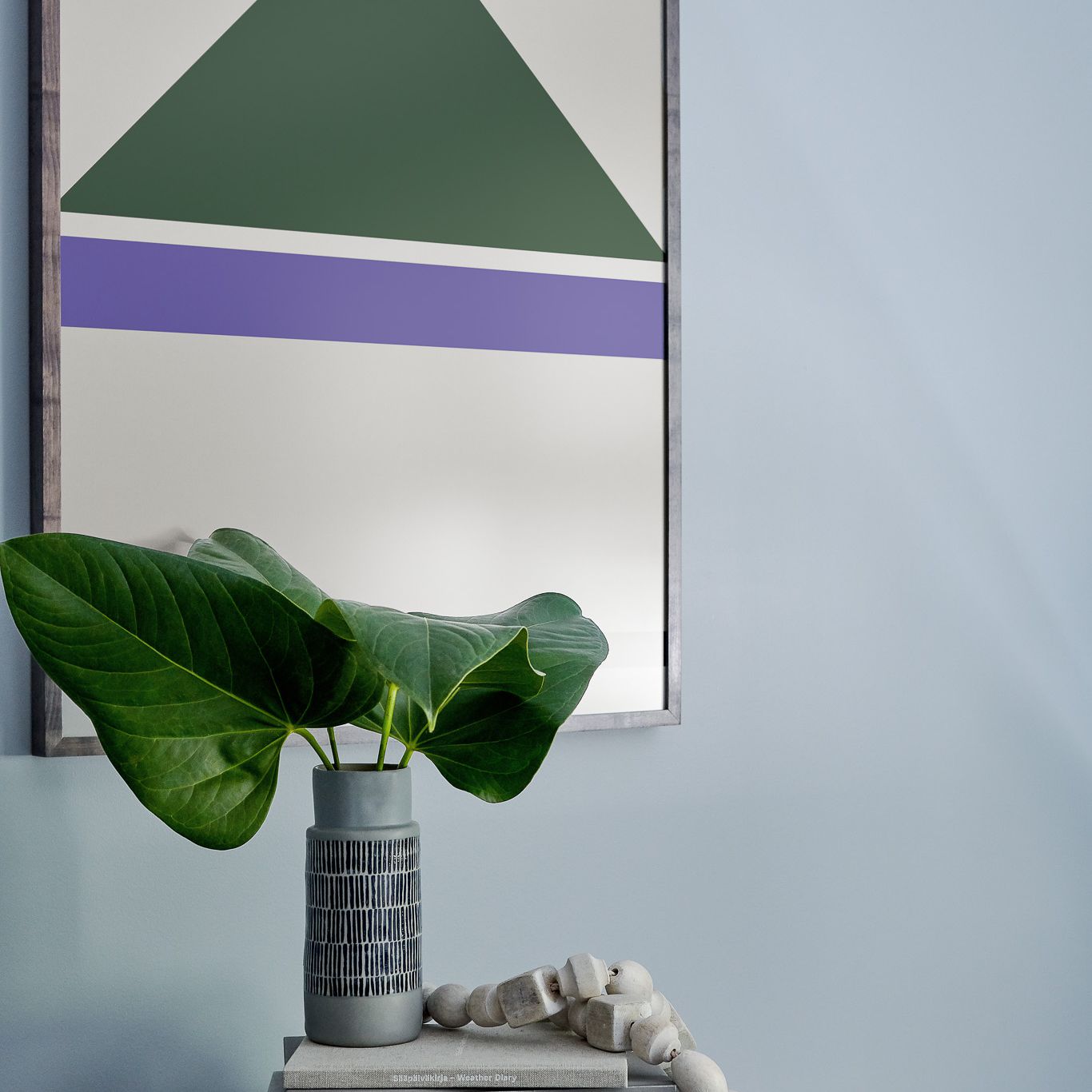 一件用大植物叶子装饰的艺术品。