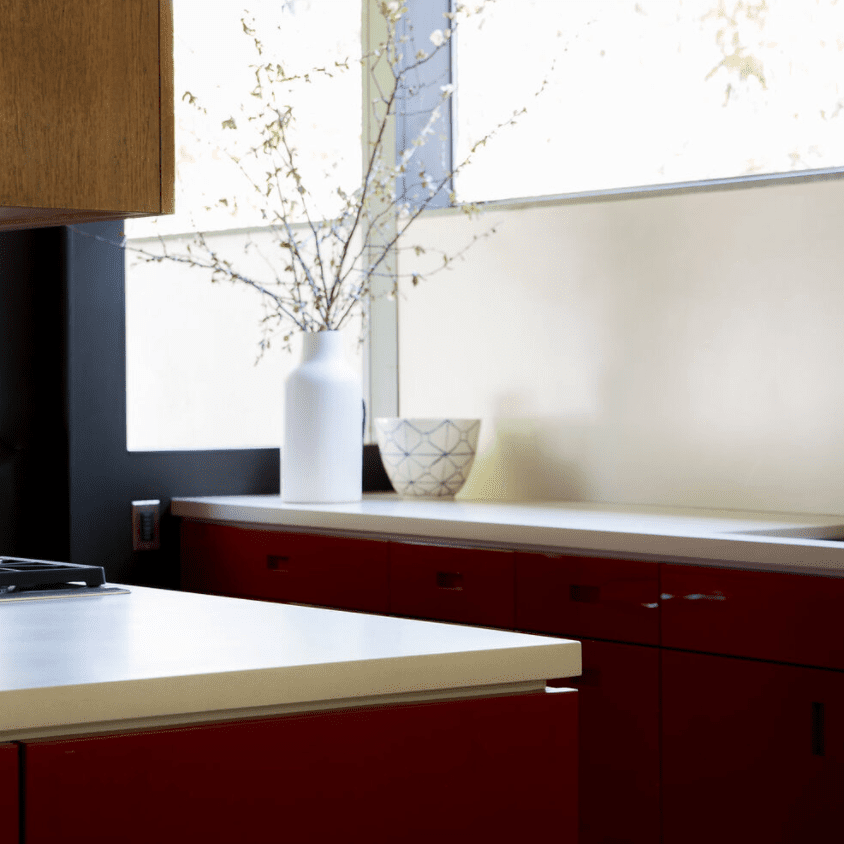 有暗红色橱柜的厨房