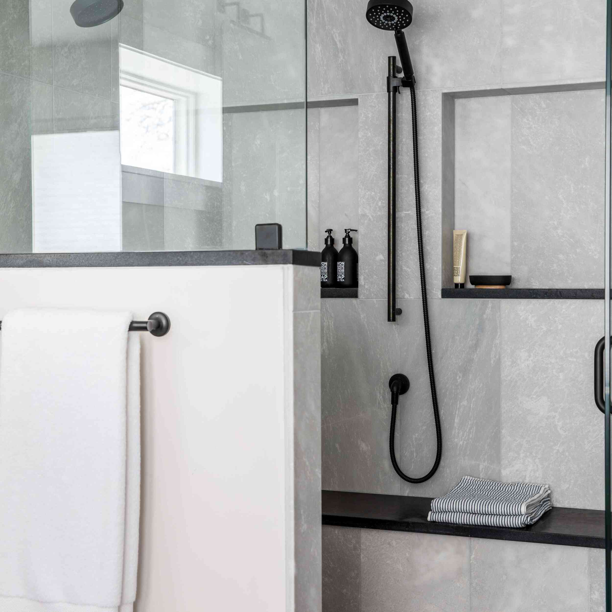 水泥衬里的现代淋浴房