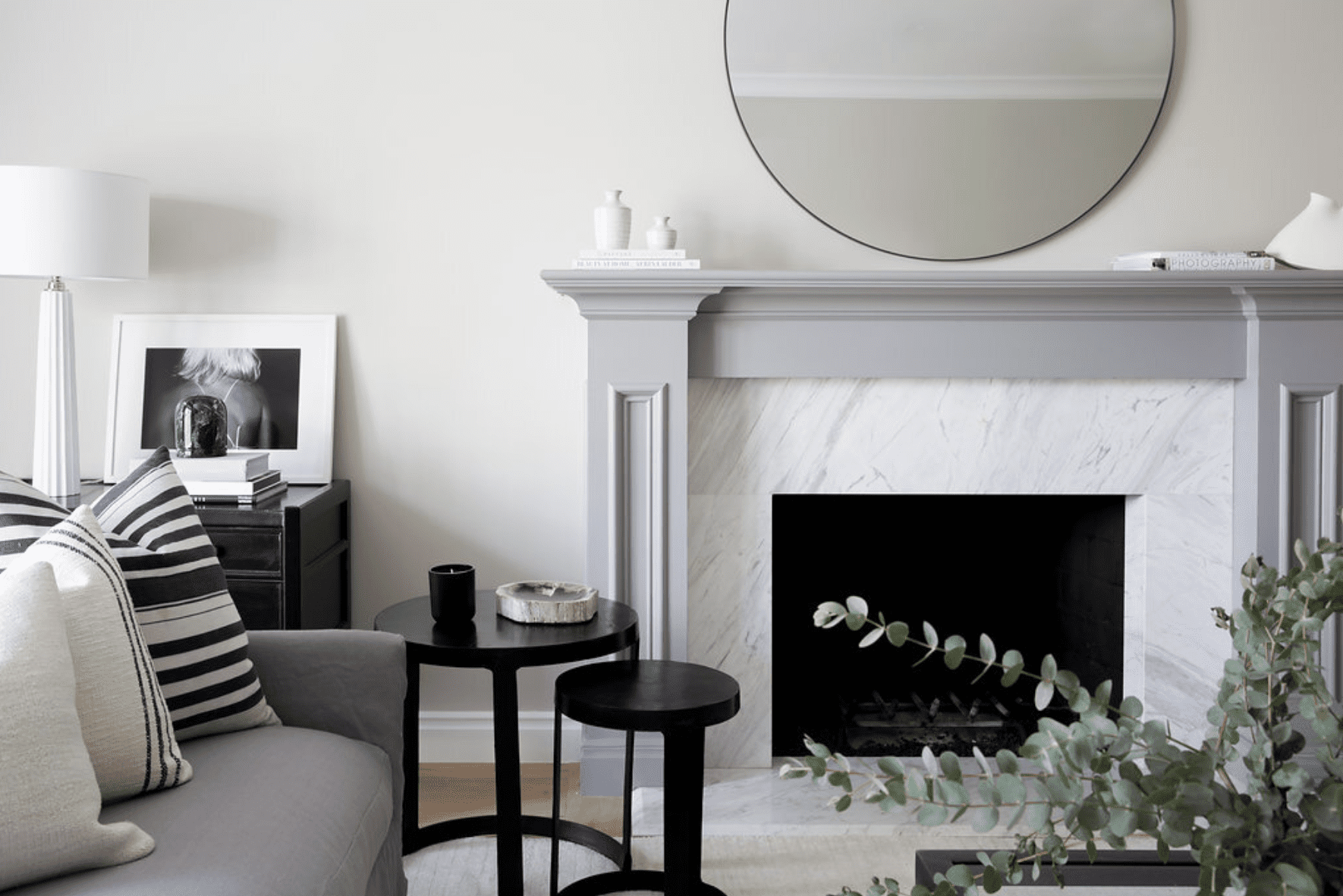 一间带有灰色边框的白色大理石壁炉的客厅