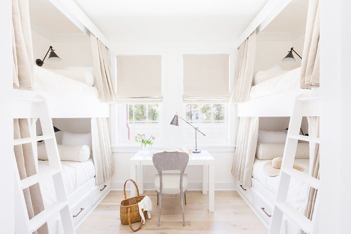 双层床的房间在改建的阿利斯海滩的家