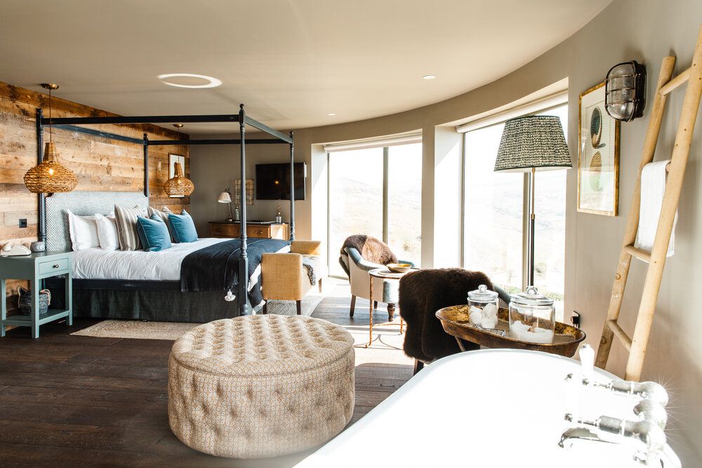 折衷卧室有很多家具。