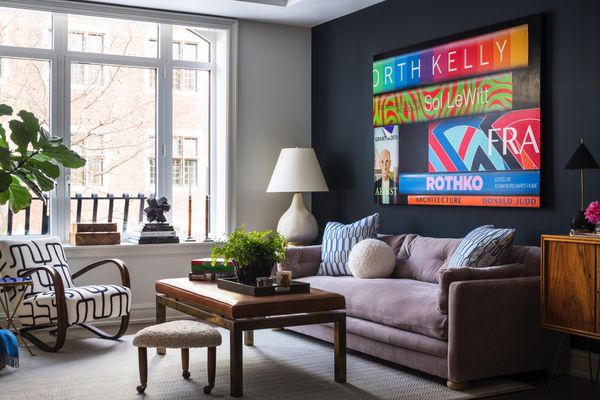 客厅里有明亮的艺术品和现代的家具。