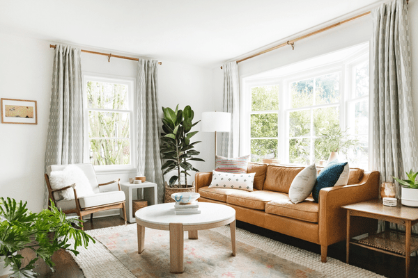 带印花窗帘的起居室