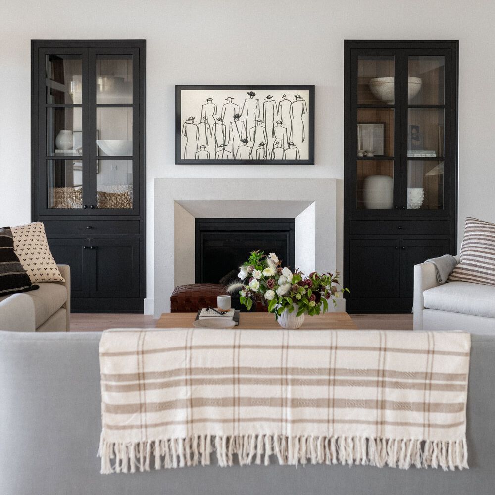 最好的客厅想法 - 黑色和白色对称客厅