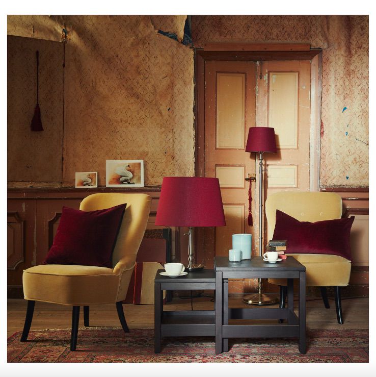 在一个破旧的客厅里摆放着两张来自宜家的棕色方桌。