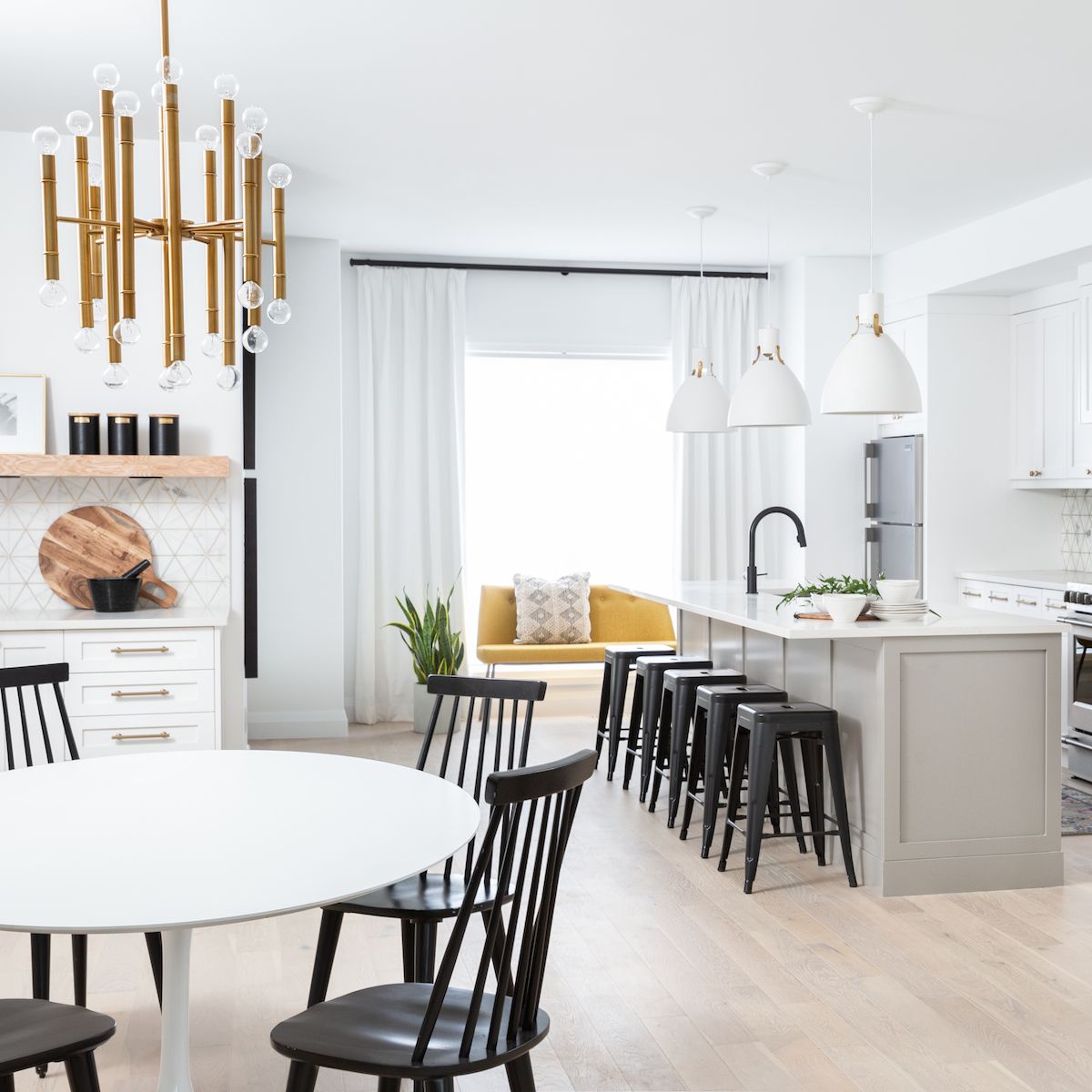 一个开放式厨房和餐厅，配有协调的椅子和照明