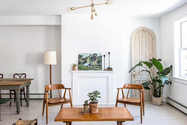 客厅有白色的彩绘木地板